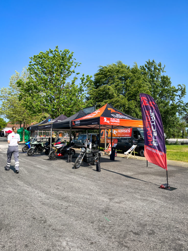 E-Motorräder von Electric Horses auf dem Verkehrssicherheitstag Neumarkt ausgestellt.