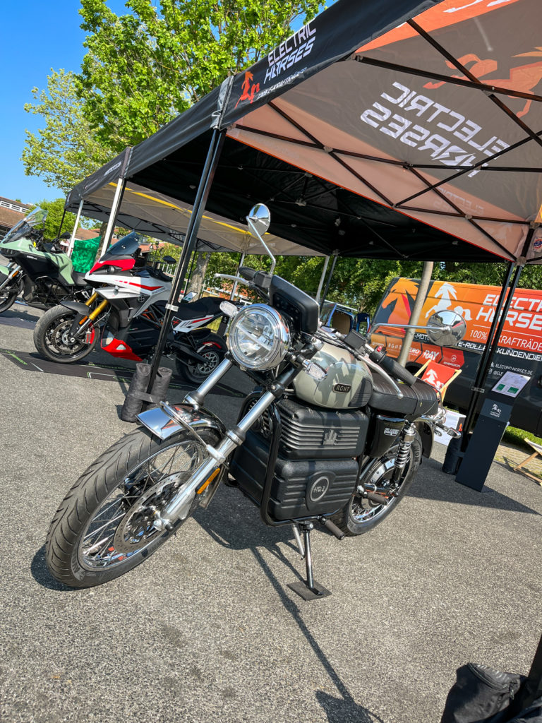 RGNT E-Motorrad auf dem Verkehrssicherheitstag Neumarkt vor Electric Horses Stand.