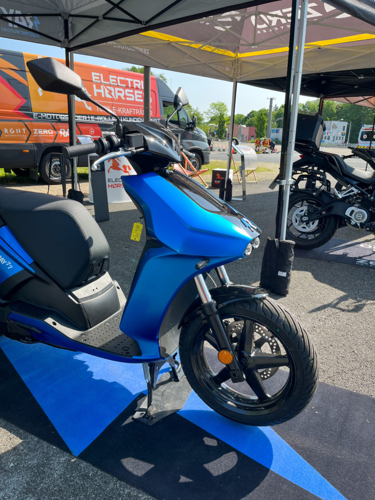 E-Roller von Electric Horses auf dem Verkehrssicherheitstag Neumarkt. Blauer Roller im Fokus.