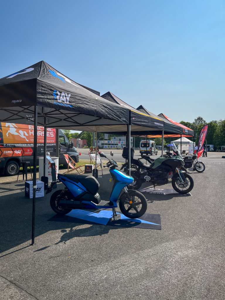 E-Motorräder & E-Roller von Electric Horses am Verkehrssicherheitstag Neumarkt präsentiert.