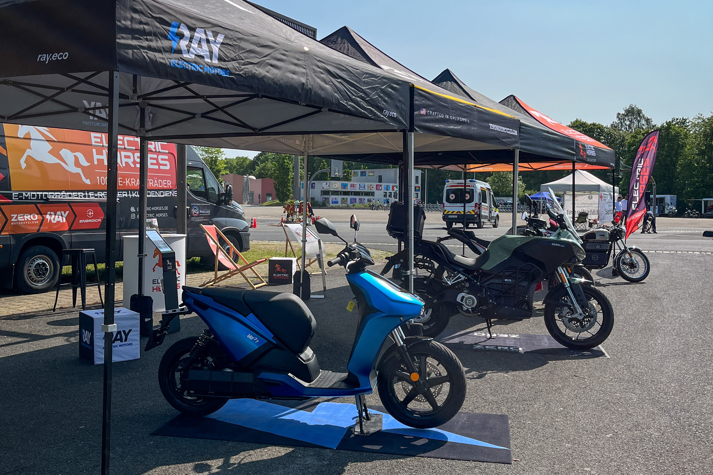 Electric Horses am Verkehrssicherheitstag Neumarkt mit E-Motorrädern und E-Rollern von Ray und Zero Motorcycles.