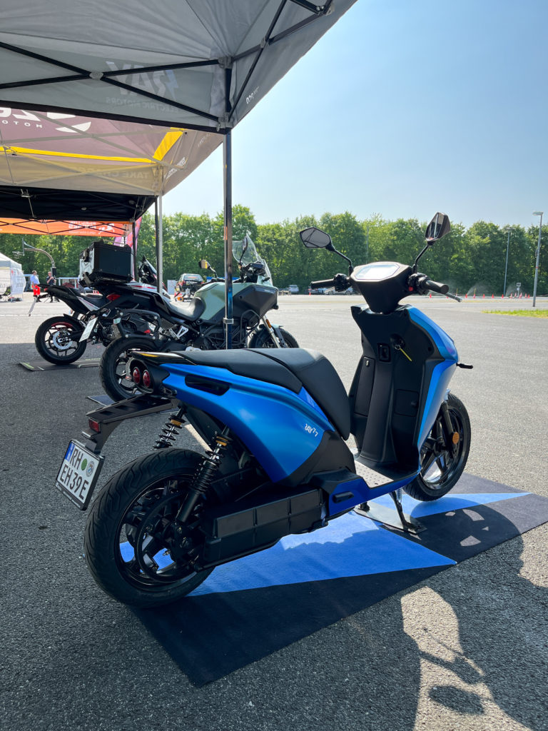 Blauer E-Roller RAY77 auf Matte, Verkehrssicherheitstag Neumarkt, Electric Horses.