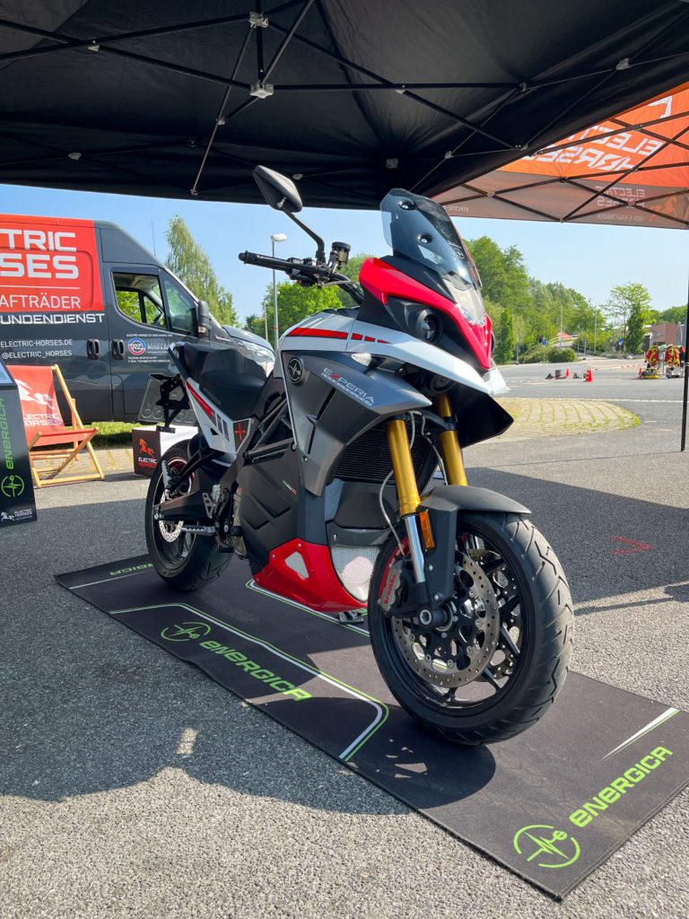 Energica Experia auf einer Präsentationsfläche von Electric Horses beim Verkehrssicherheitstag Neumarkt.