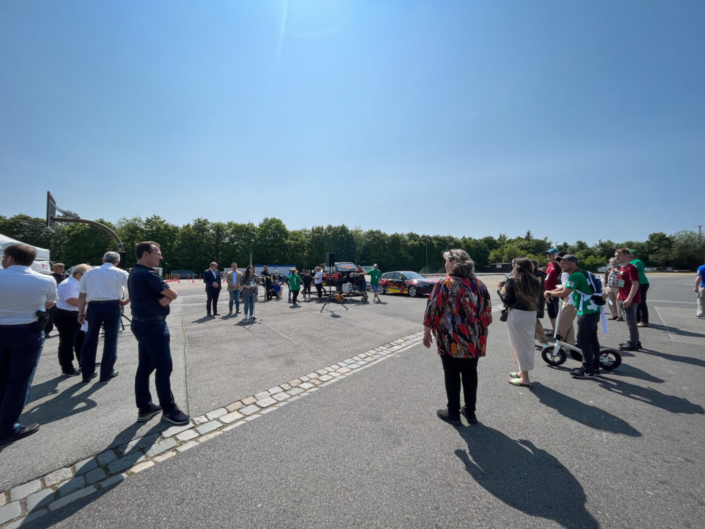 Verkehrssicherheitstag Neumarkt: E-Fahrzeuge von Electric Horses im Fokus. Menschen stehen um ein E-Auto.