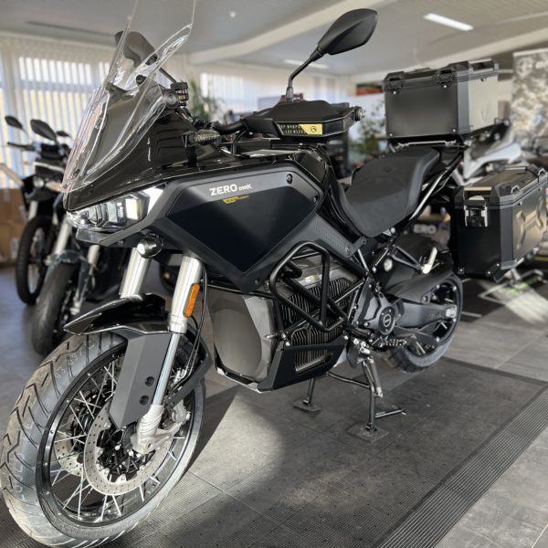 Schwarzes Zero DSR/X Black Forest E-Motorrad mit Topcase und Seitenkoffern im Verkaufsraum von Electric Horses.