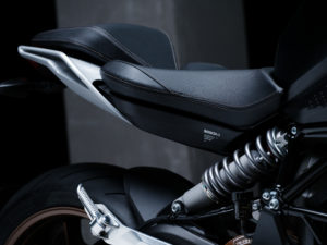 web_2023_SRF_Black_GOLD_DSCF8047