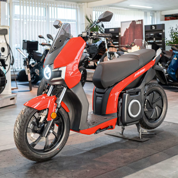 Roter E-Roller Silence S01+ im Verkaufsraum von electric-horses.de in Wendelstein.