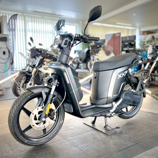Askoll XKP E-Roller in Ausstellungshalle von Electric Horses, Wendelstein.