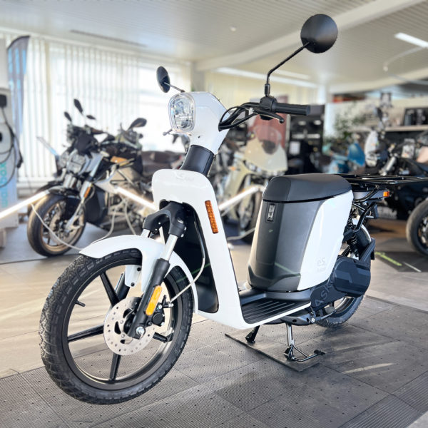 E-Roller Askoll eS3 Elektro-Motorroller in Weiß im Verkaufsraum von Electric Horses in Wendelstein.