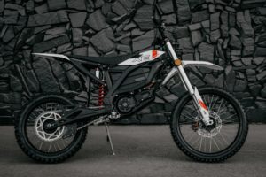 Elektro-Enduro ZERO XE (Modell 2025): Schwarzes E-Motorrad vor Steinwand. Ideal für Offroad-Abenteuer.