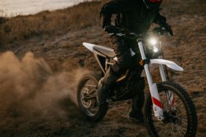 ZERO XE E-Enduro: Fahrer im Gelände, Staubwolke, Elektromotorrad von Electric Horses.