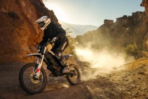 E-Enduro ZERO XE im Gelände. Elektromotorrad für Offroad-Abenteuer.