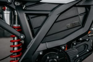 Detailaufnahme: ZERO XE E-Enduro, Federbein und Rahmen. E-Motorrad von electric-horses.de.