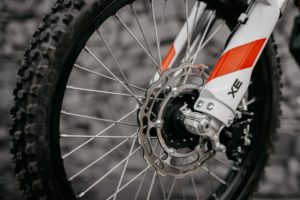 Detailaufnahme Vorderrad der ZERO XE E-Enduro: Reifen, Speichen, Bremsscheibe und Gabel mit XE-Logo.