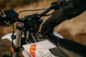 ZERO XE E-Enduro Detail: Hand schaltet Zündung. Elektrisches Offroad-Motorrad von Zero Motorcycles.