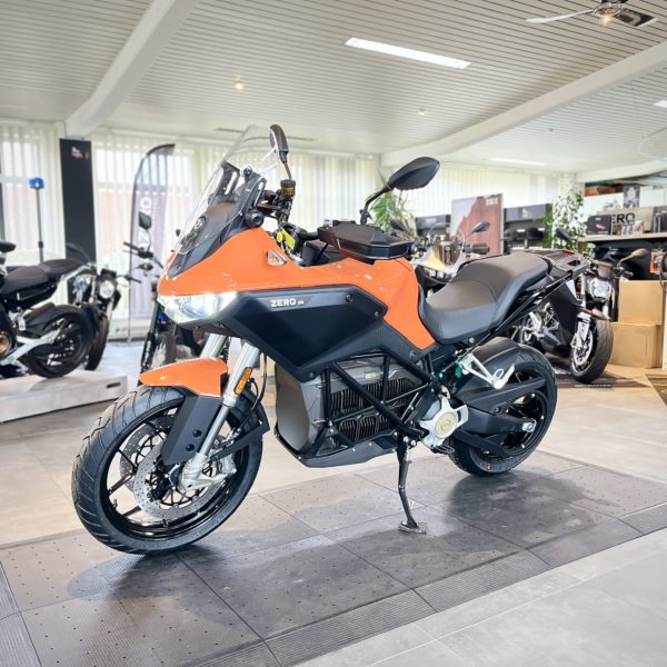 Orangefarbenes Zero DS Elektromotorrad im Verkaufsraum von Electric Horses, Wendelstein.