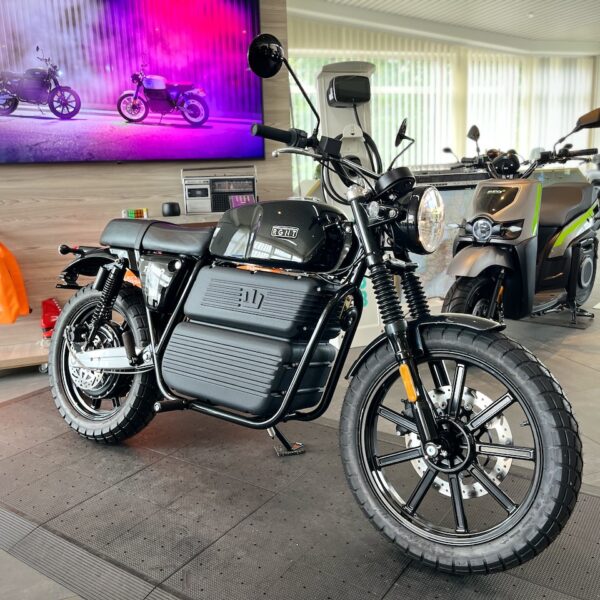 Schwarzes Elektromotorrad von RGNT im Verkaufsraum von Electric Horses in Wendelstein.